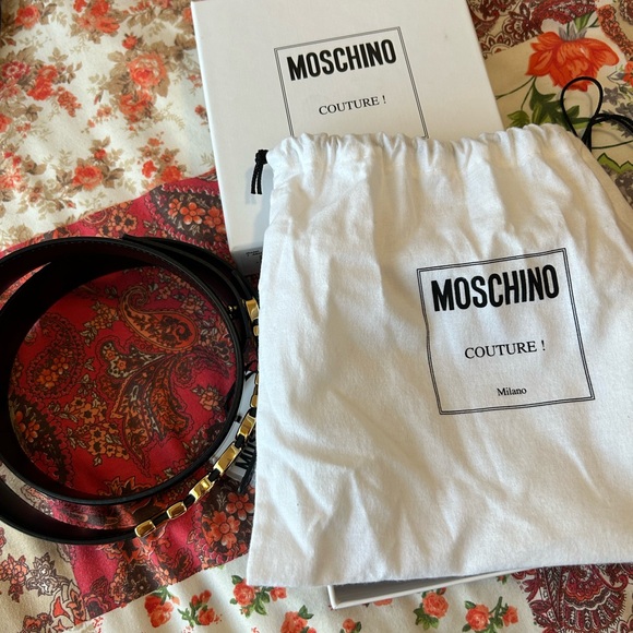 Black patent leather Moschino belt - Picture 4 of 7